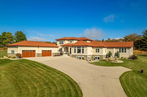 $2,000,000 | 7598 Driftless Rdg Way, Verona, WI 53593