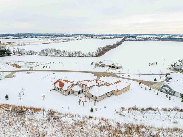 $2,000,000 | 7598 Driftless Rdg Way, Verona, WI 53593