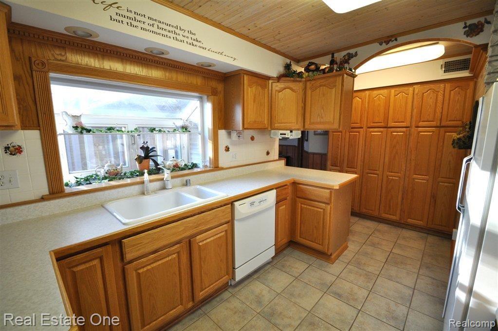 1700 Silver Bell Road Rochester, MI 48306 - Photo 6 of 25 Tons of Counters & Storage