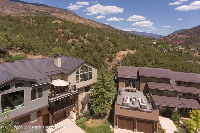 a view of a houses with a yard