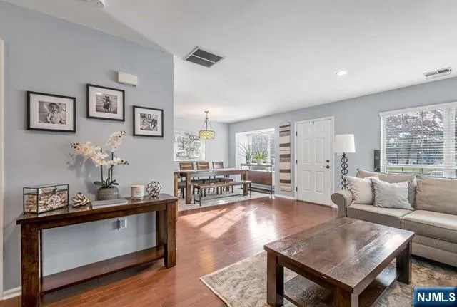 $3,025 | 1099 Coventry Way, Mahwah, NJ 07430