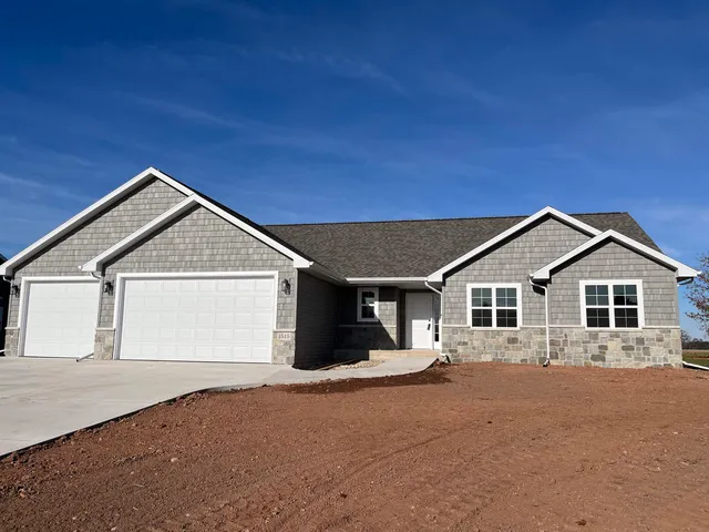 $409,900 | 1515 Caroline Drive, New London, WI 54961