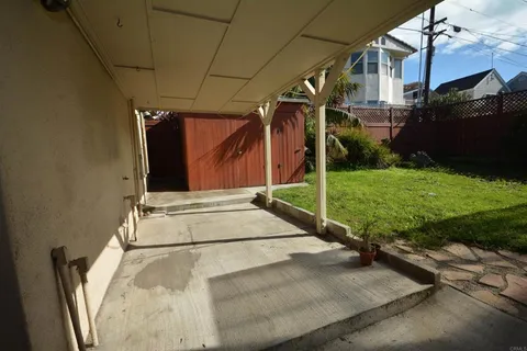 a view of a back yard