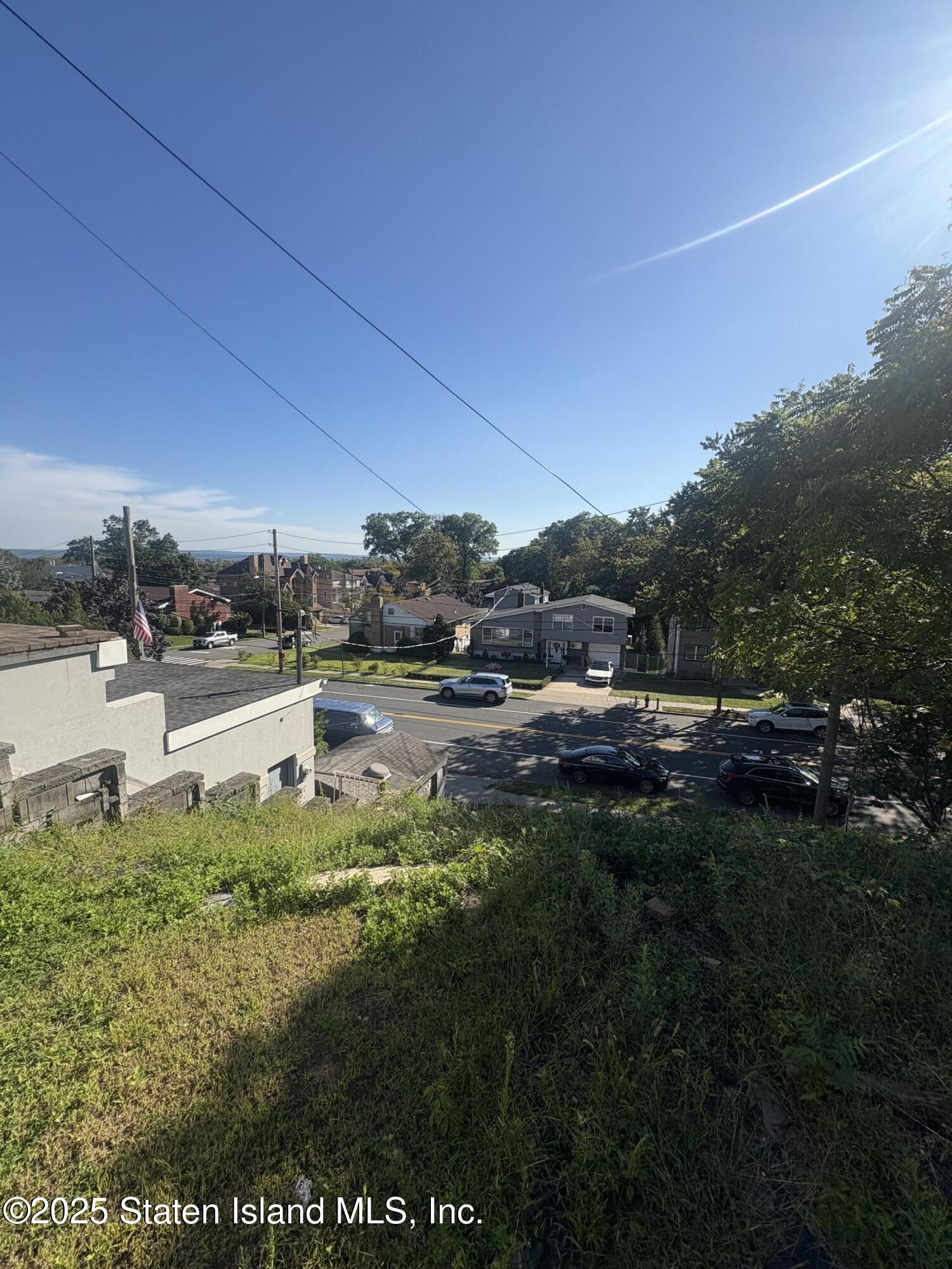 a view of a back yard