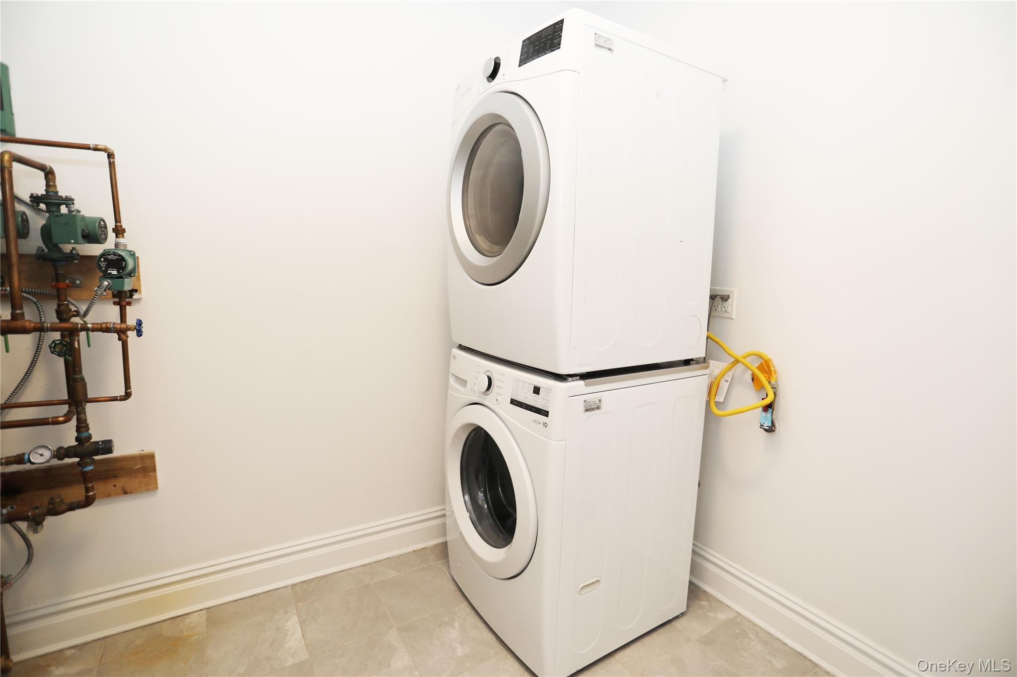 333 Tompkins Avenue, Unit PH2 Brooklyn, NY 11216 - Photo 25 of 33 a utility room with dryer and washer