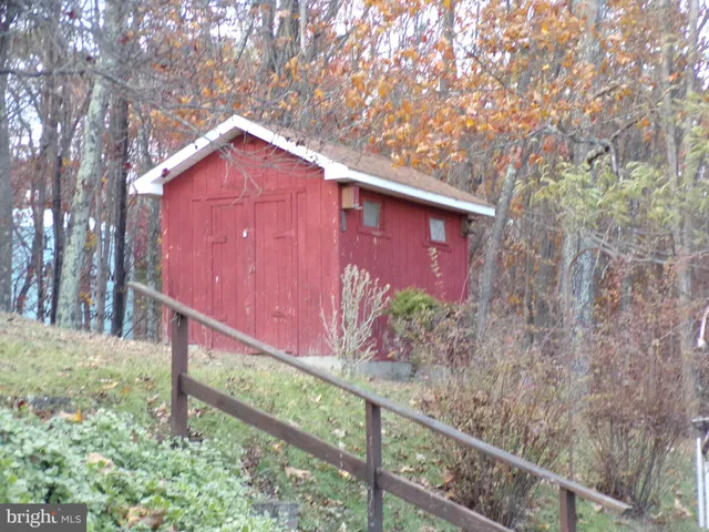 a sign that is on the side of a small yard