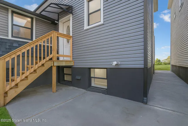 a view of entryway with a front door