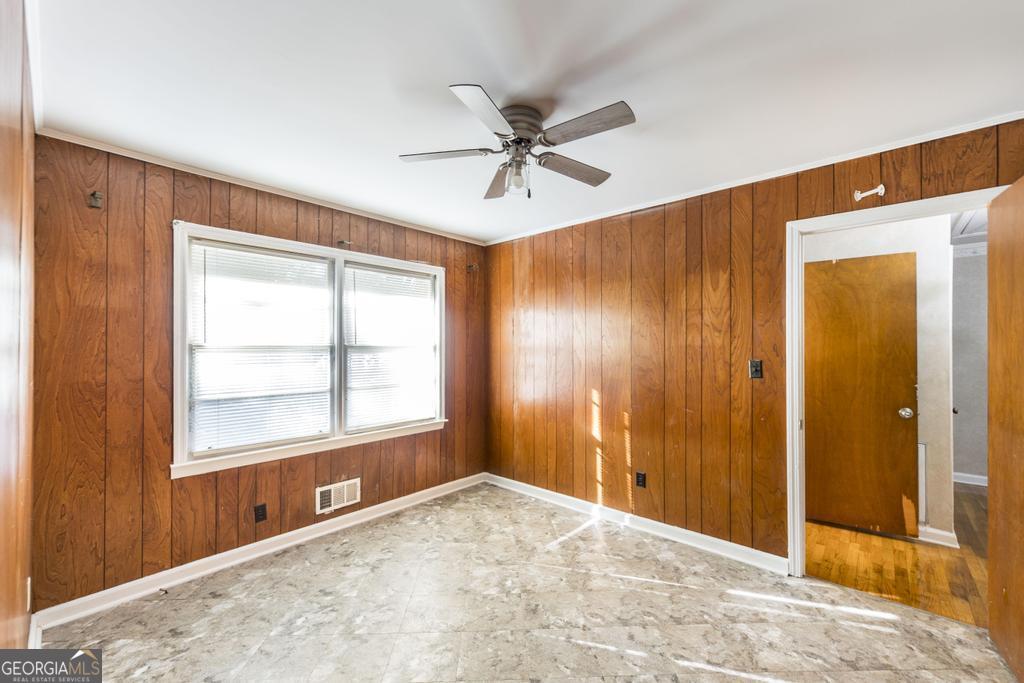 103 Thomas Street Dublin, GA 31021 - Photo 17 of 24 an empty room with windows and closet