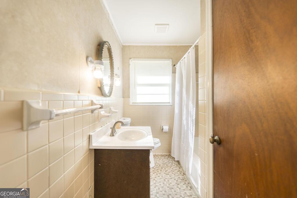 103 Thomas Street Dublin, GA 31021 - Photo 24 of 24 a bathroom with a sink and a mirror