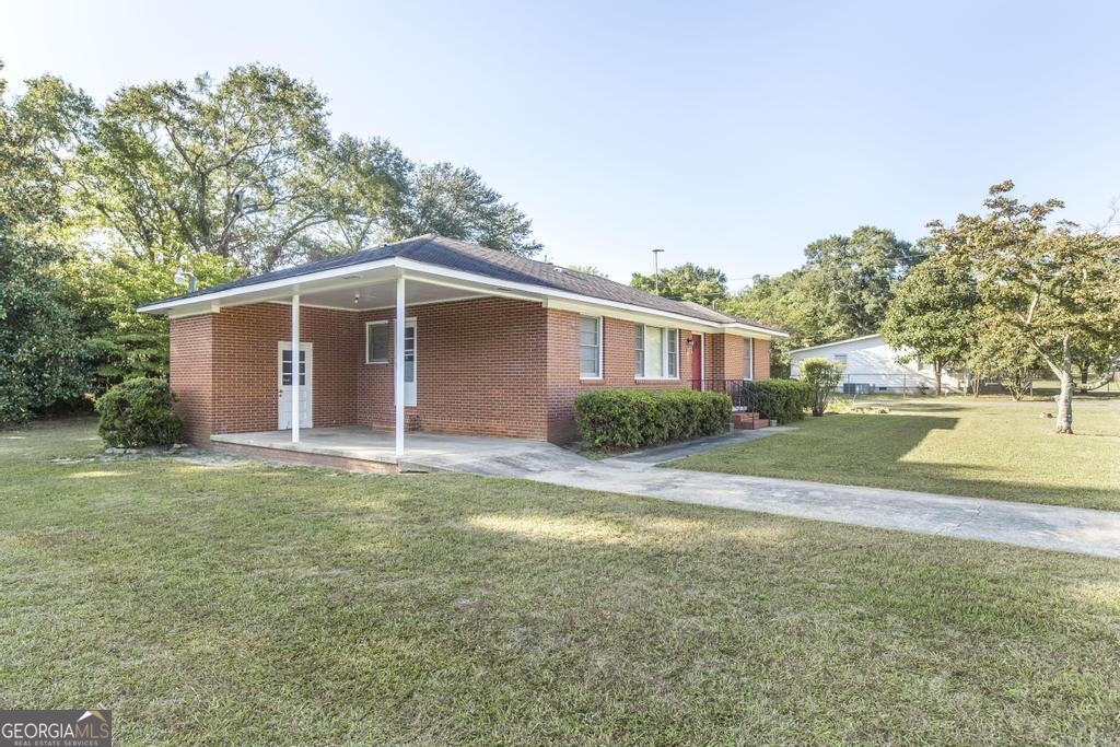 103 Thomas Street Dublin, GA 31021 - Photo 4 of 24 a backyard of a house with table and chairs
