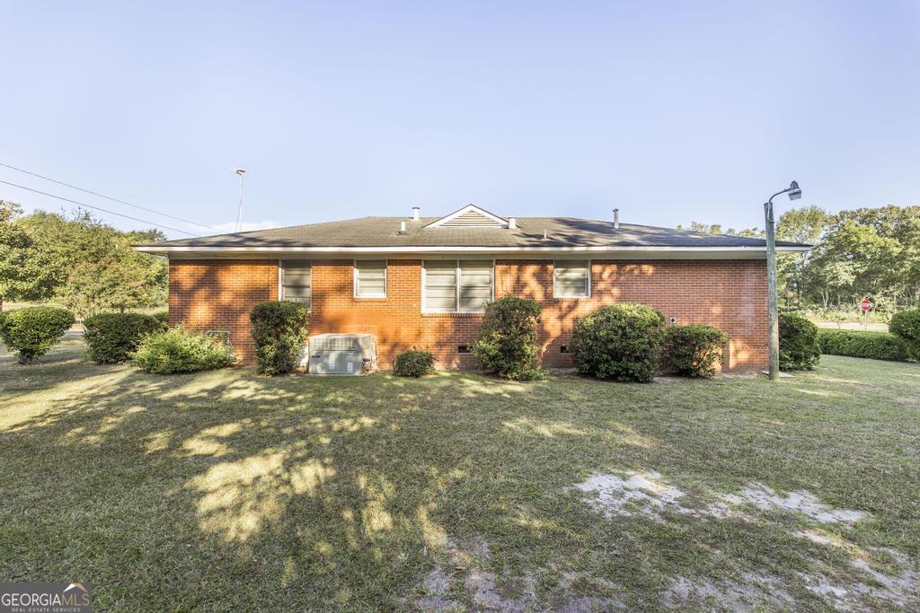 103 Thomas Street Dublin, GA 31021 - Photo 7 of 24 a big house with a big yard and large trees
