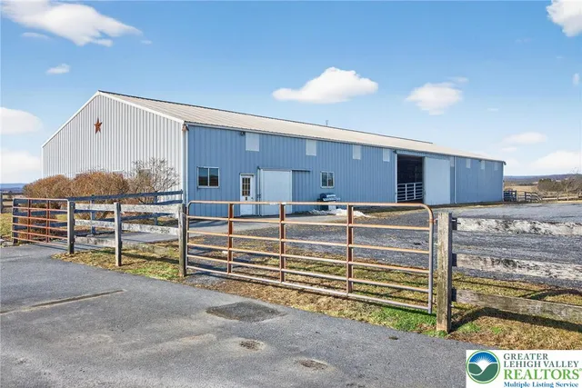 a view of livingroom with furniture