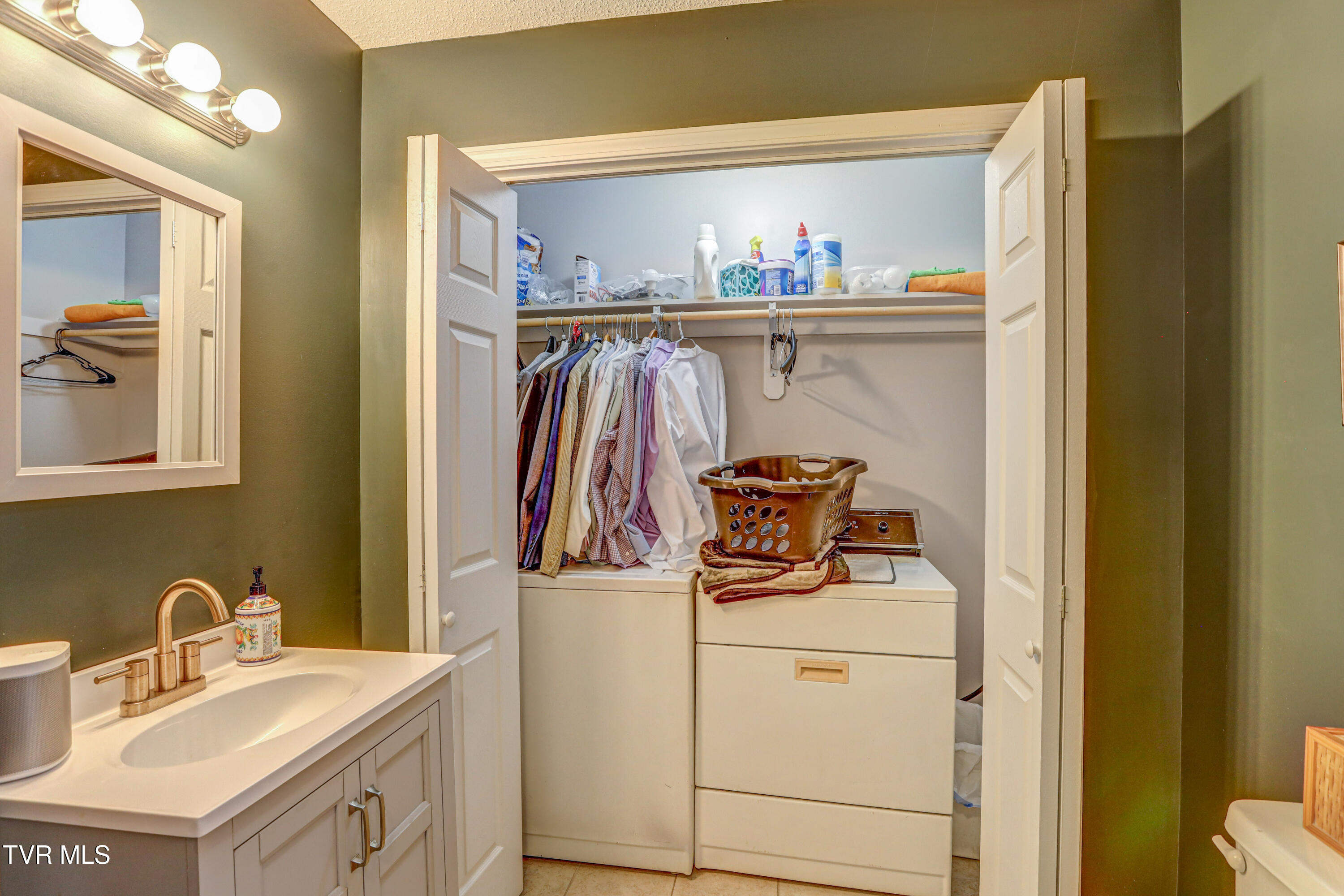 119 Amanda Lane, Unit 6 Bristol, TN 37620 - Photo 8 of 30 AV4A5201_2_3_4_5