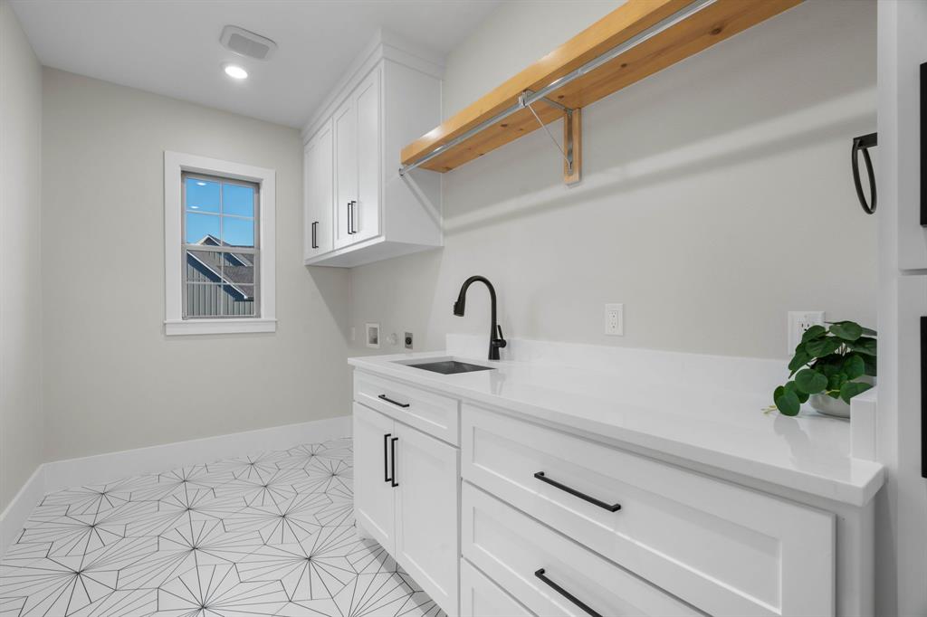 559 Aermotor Loop Weatherford, TX 76085 - Photo 25 of 39 a bathroom with a sink and a mirror
