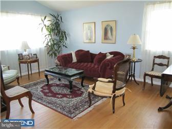 640 Colebrook Road Philadelphia, PA 19115 - Photo 5 of 12 Living Room