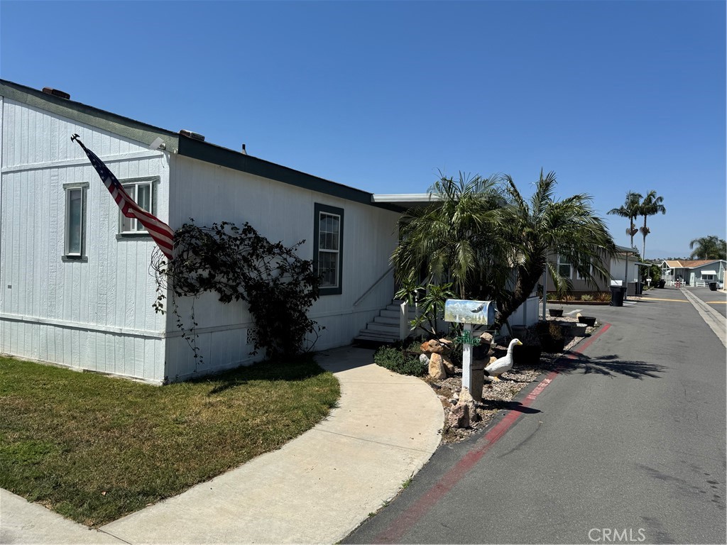 39 Spruce Via Anaheim, CA 92801 - Photo 3 of 10 a view of a house with backyard and sitting area