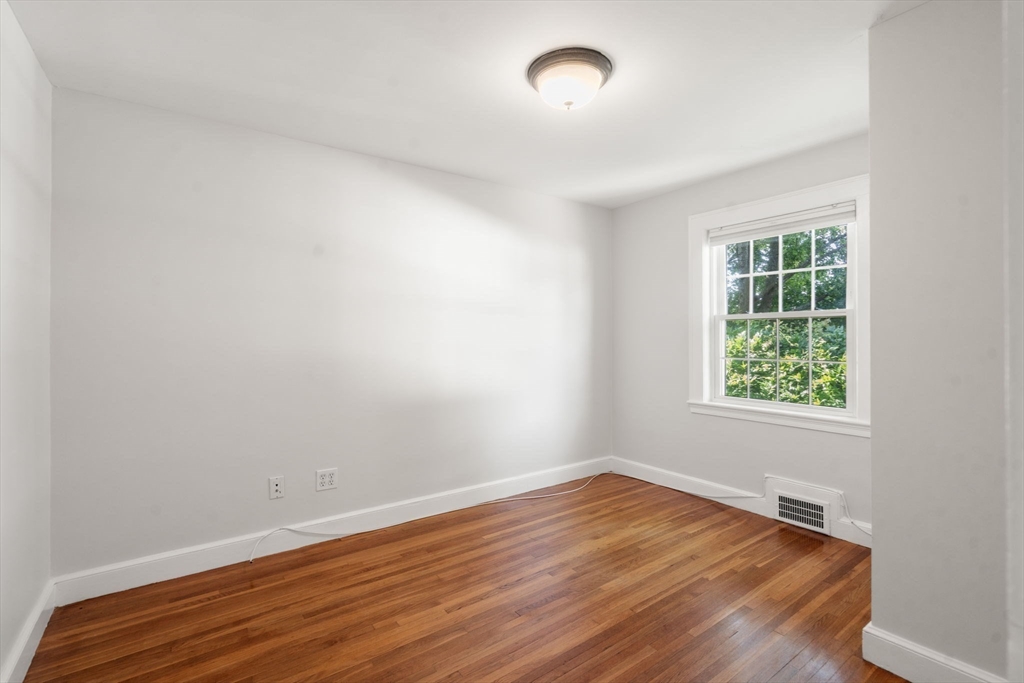 32 Grosvenor Road Waltham, MA 02453 - Photo 13 of 39