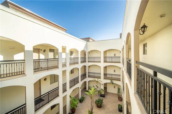 $3,650 | 12916 Moorpark Street, Unit 304, Studio City, CA 91604