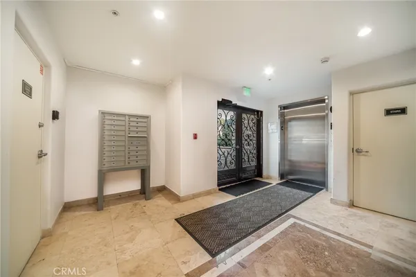 $3,650 | 12916 Moorpark Street, Unit 304, Studio City, CA 91604