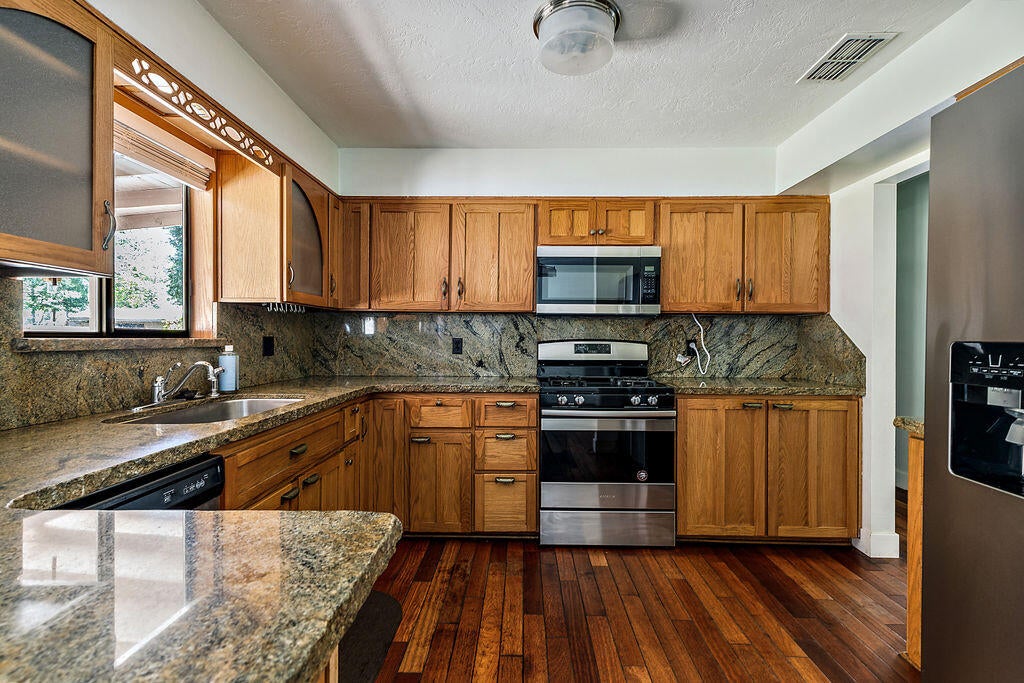 2036 Pleasant Creek Road Rogue River, OR 97537 - Photo 8 of 39 Updated Kitchen