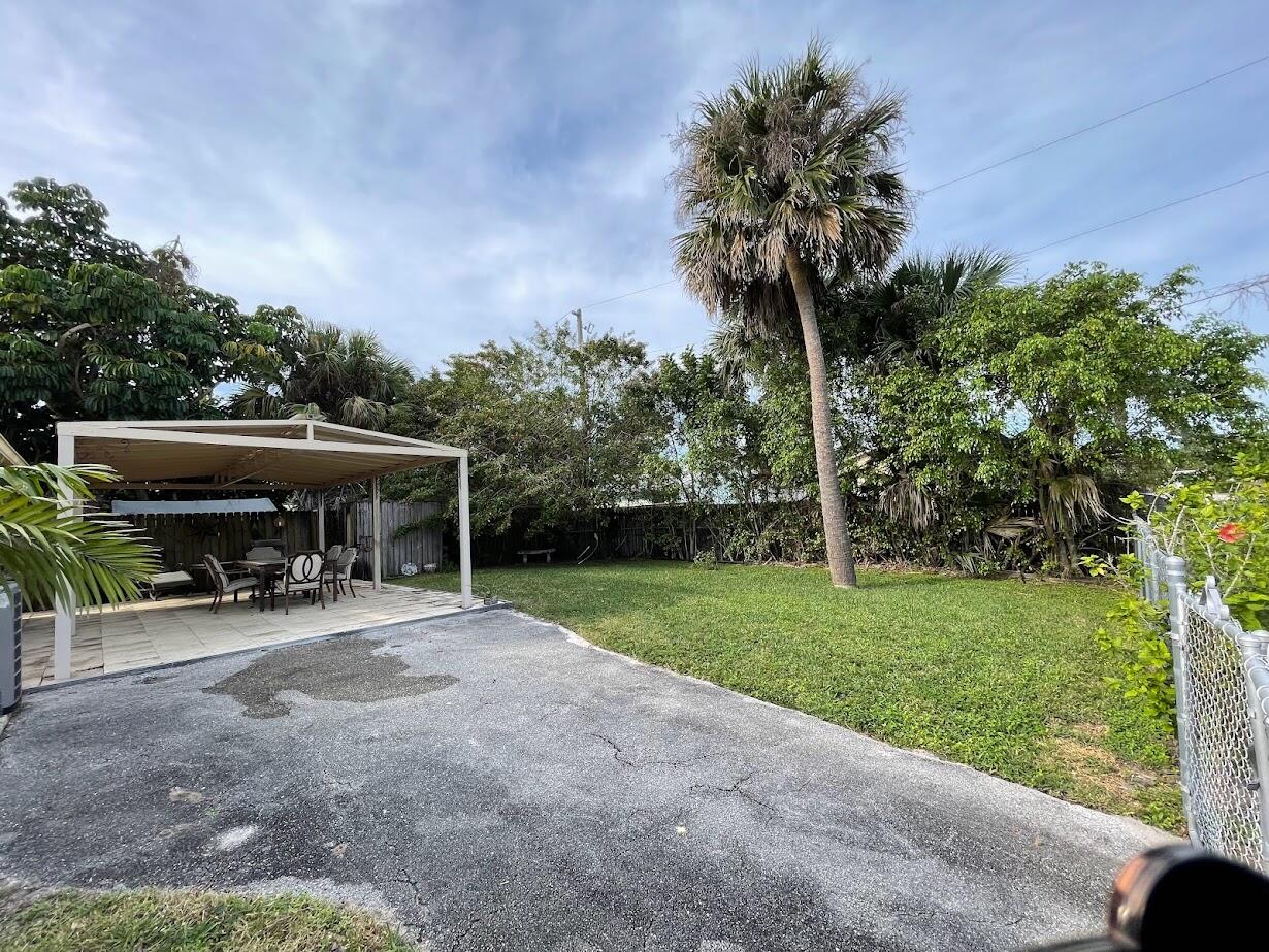 1001 Comanche Street Jupiter, FL 33458 - Photo 33 of 35 Back yard with parking space