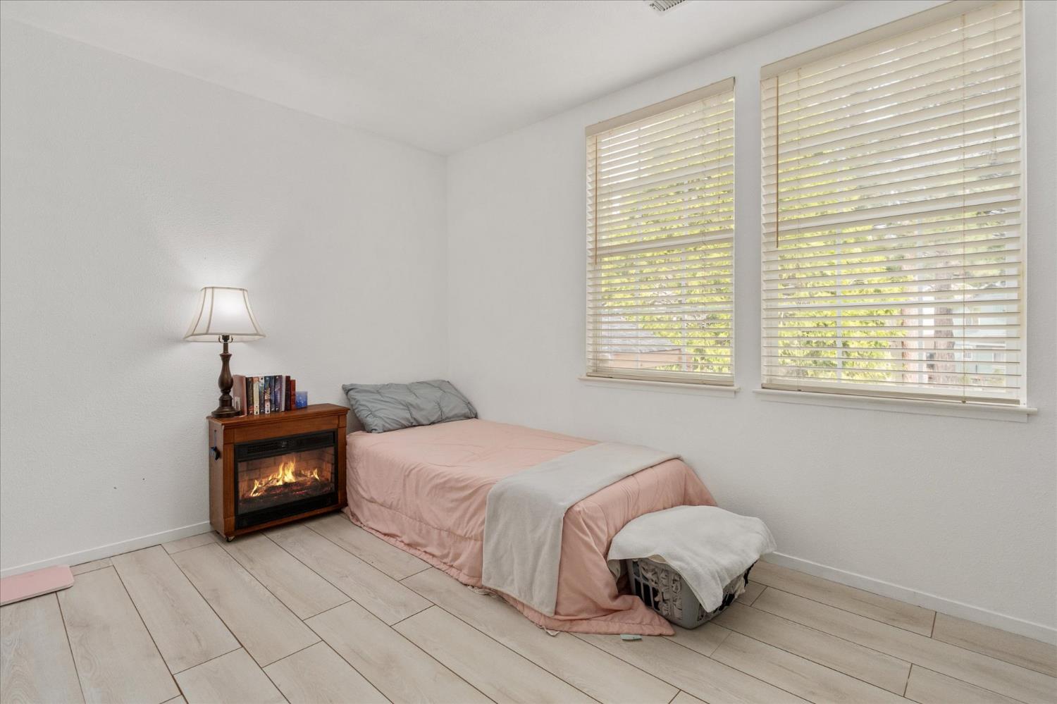 31 Splash Dam Loop Arnold, CA 95223 - Photo 20 of 38 Upstairs bedroom