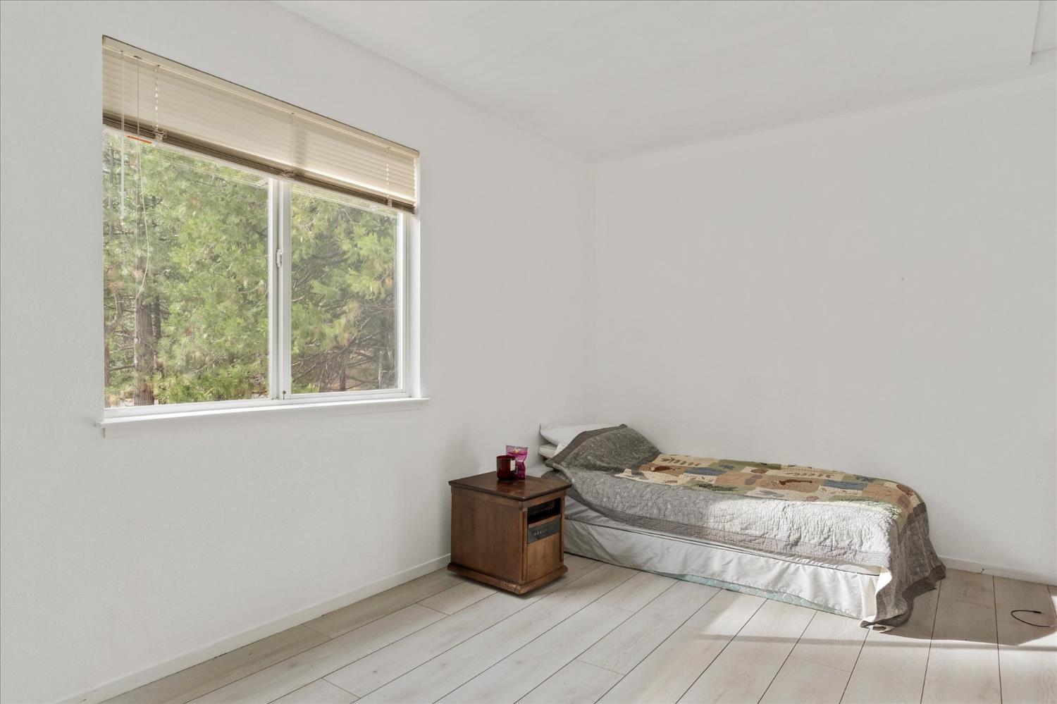 31 Splash Dam Loop Arnold, CA 95223 - Photo 21 of 38 Upstairs bedroom