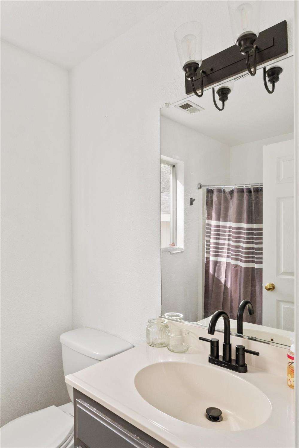 31 Splash Dam Loop Arnold, CA 95223 - Photo 22 of 38 Upstairs full bath