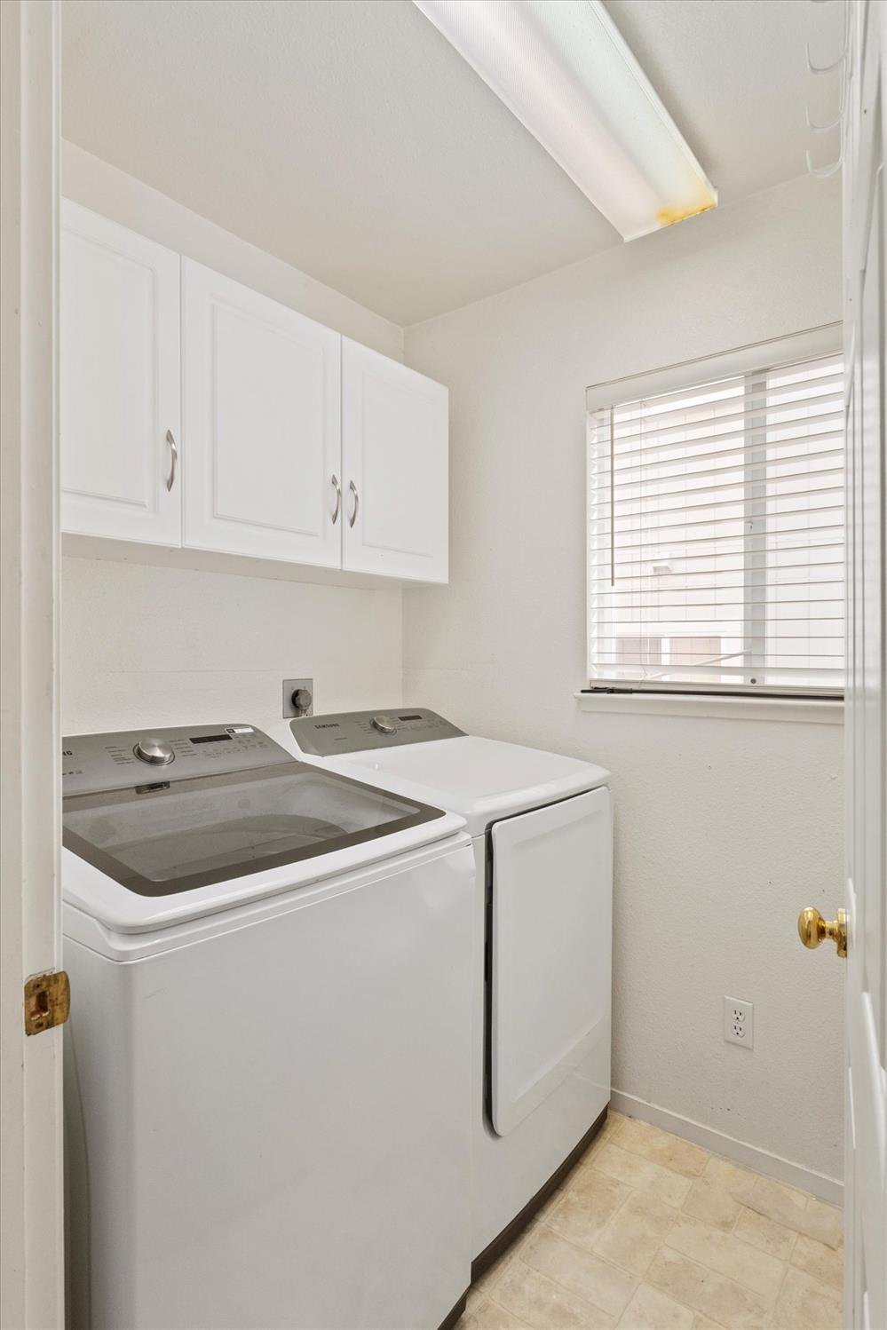 31 Splash Dam Loop Arnold, CA 95223 - Photo 23 of 38 Main floor laundry