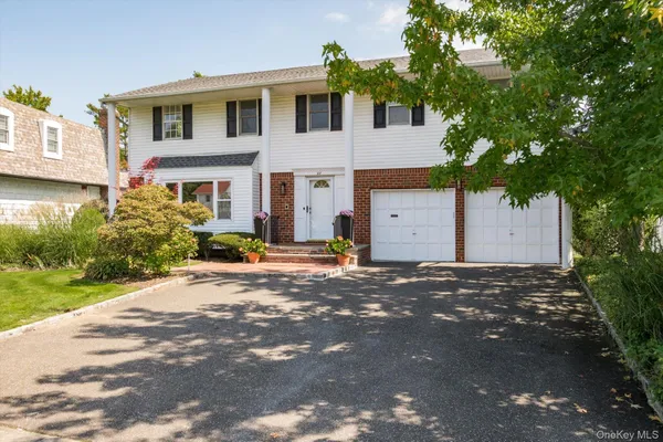 $1,550,000 | 27 Bridle Path, Roslyn, NY 11576