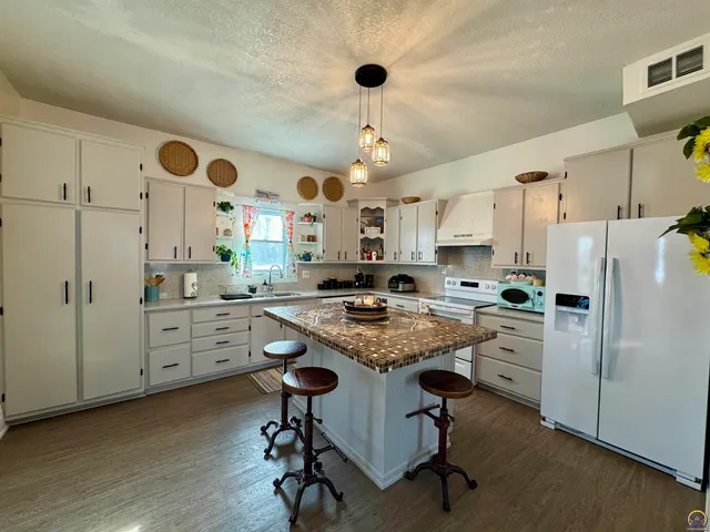 $199,500 | 607 Kansas Street, Burlington, KS 66839