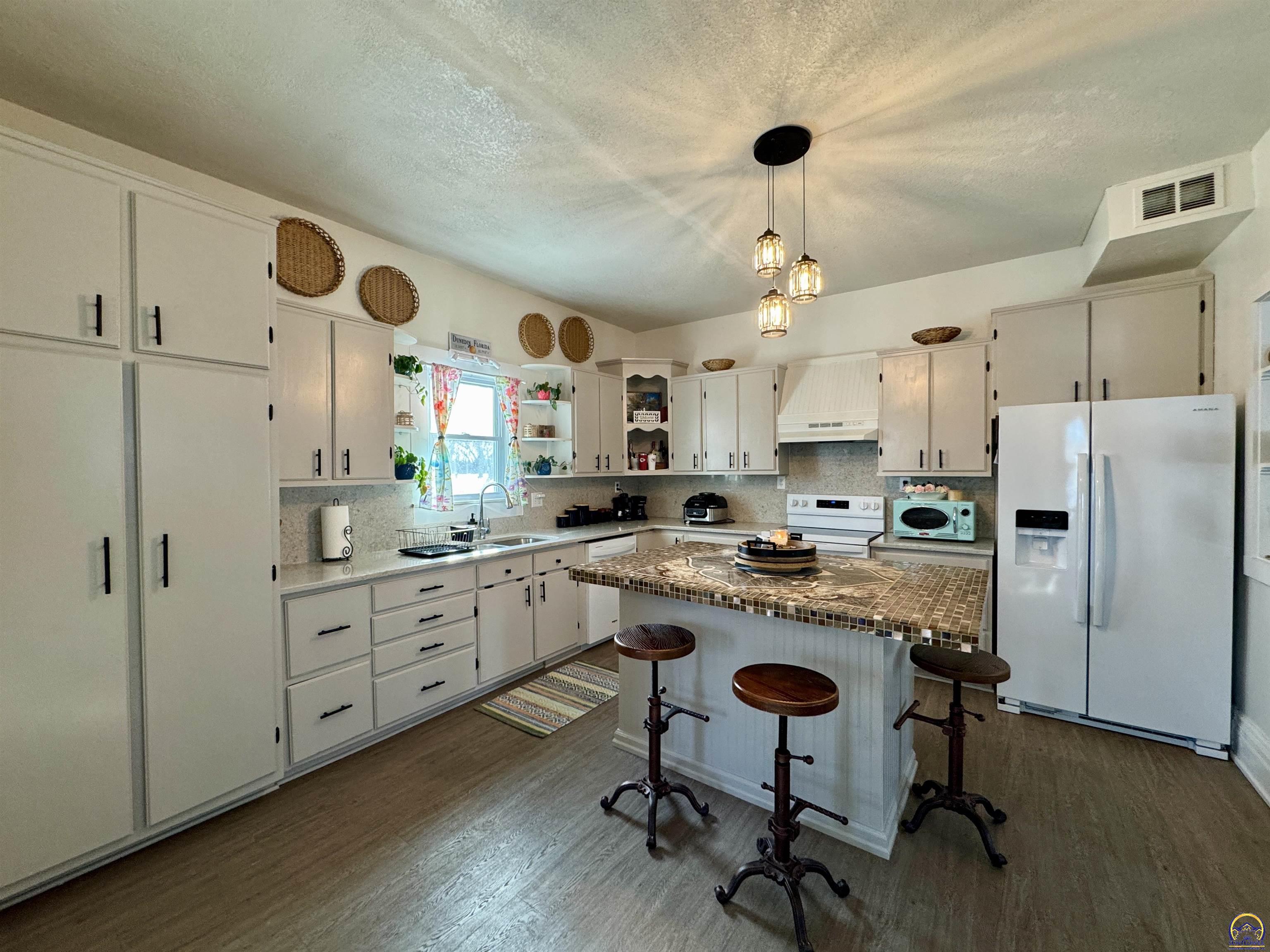 607 Kansas Street Burlington, KS 66839 - Photo 7 of 29