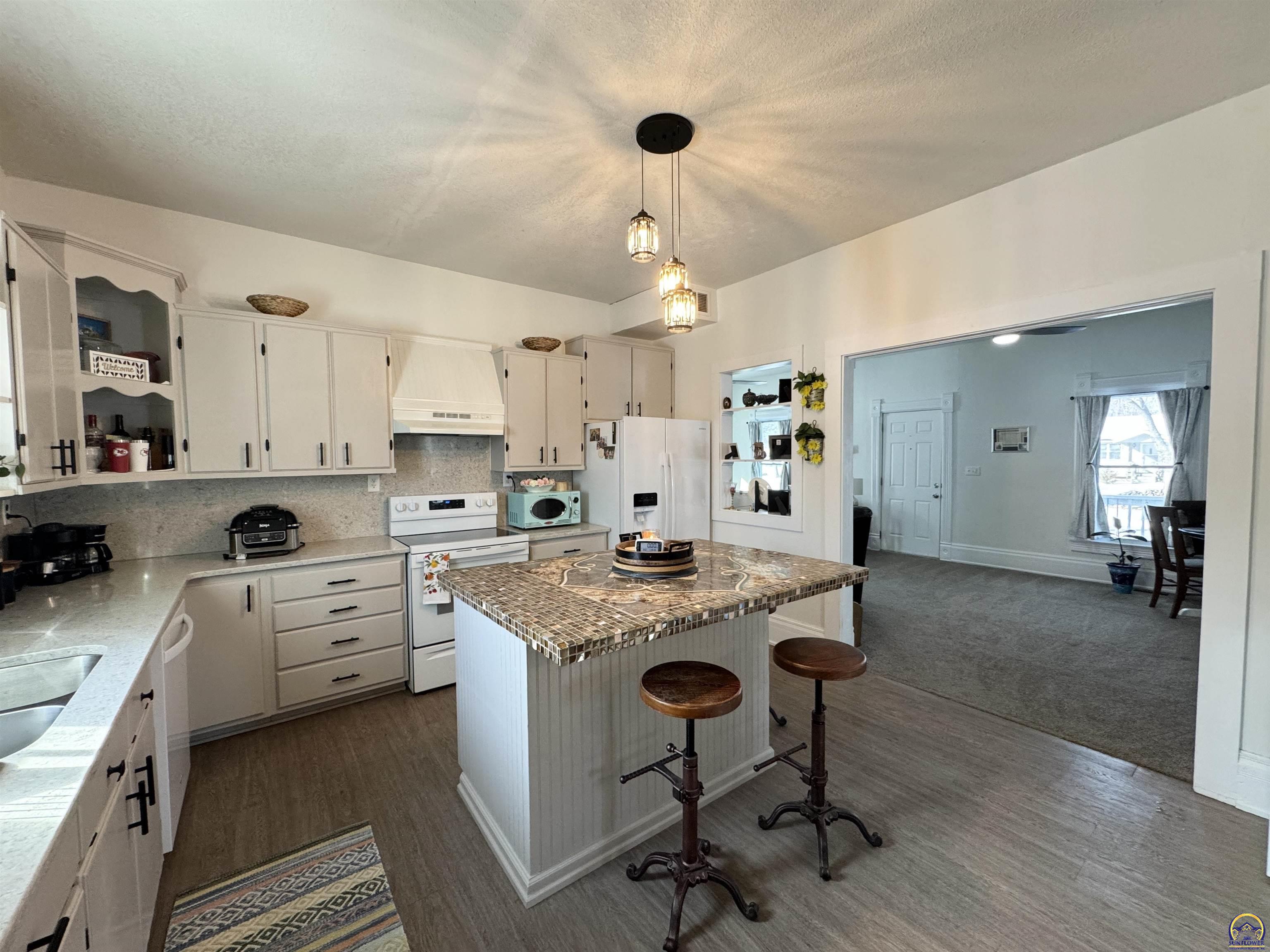 607 Kansas Street Burlington, KS 66839 - Photo 9 of 28