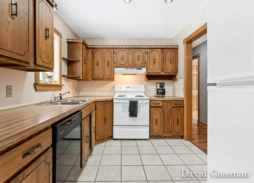 4765 Anderson Road Muskegon, MI 49445 - Photo 9 of 37 4765Anderson08Lores