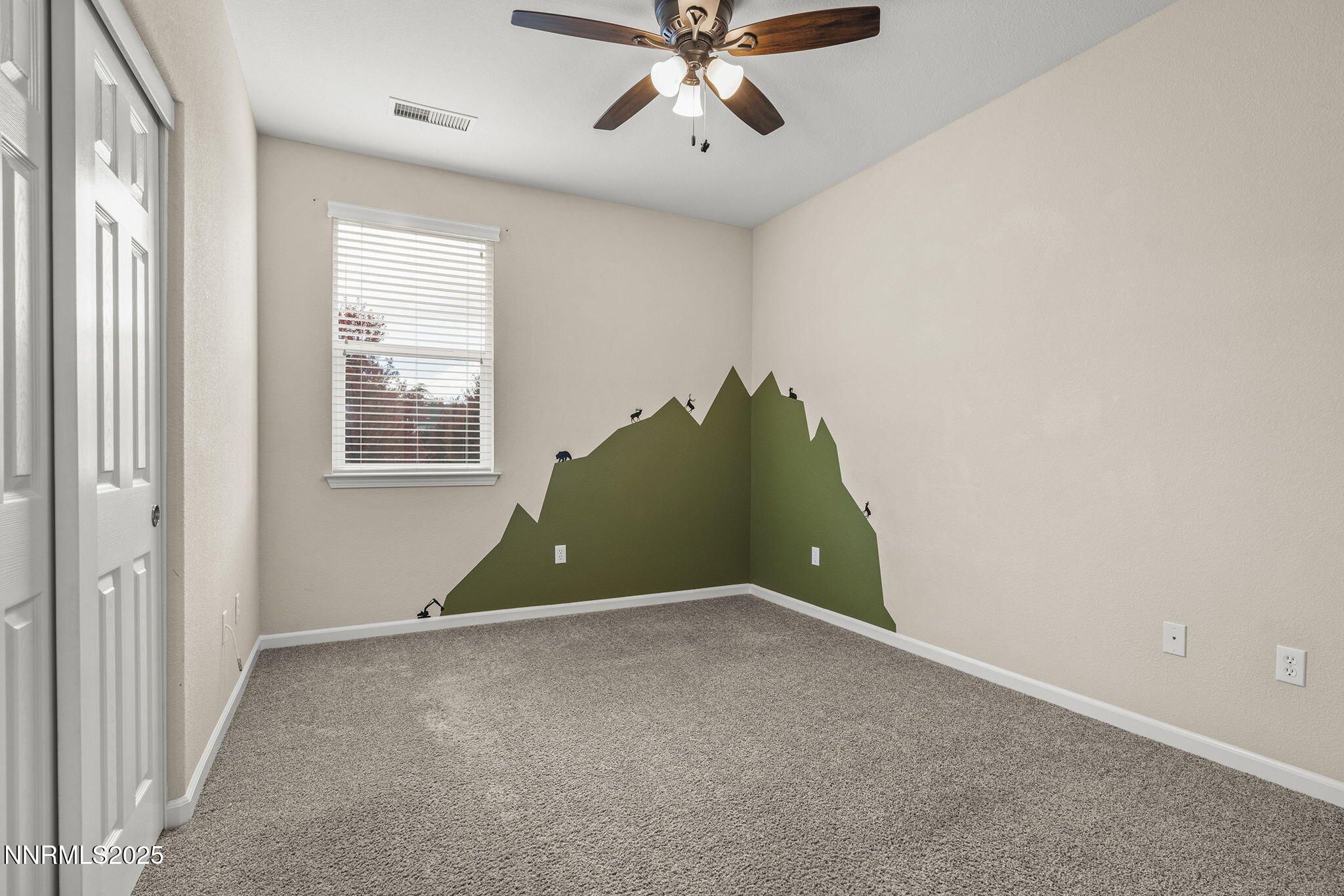 2040 Alamo Square Way Reno, NV 89509 - Photo 22 of 39 an empty room with windows and closet