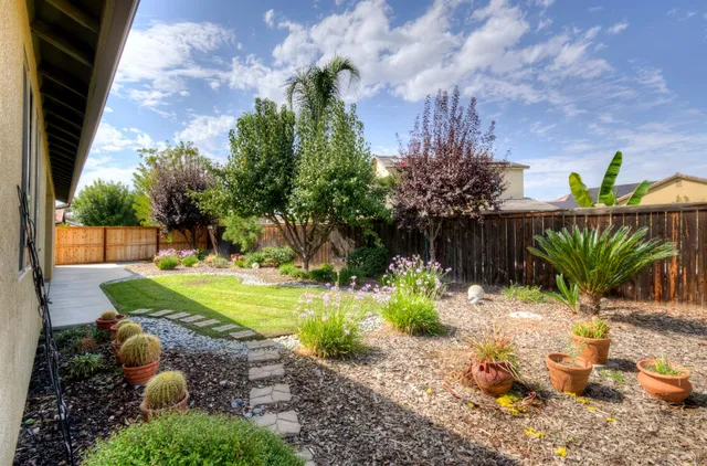 a view of a backyard with of a fountain