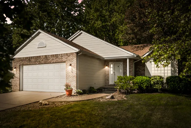 $300,000 | 2904 East College Avenue, Bloomington, IL 61704