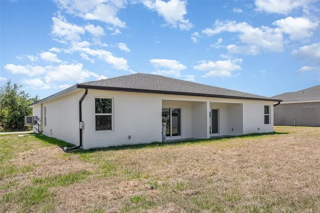 a view of a house with backyard