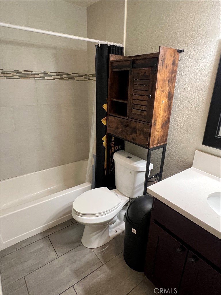 866 North Eucalyptus Avenue Rialto, CA 92376 - Photo 14 of 20 a bathroom with a toilet a sink and bathtub