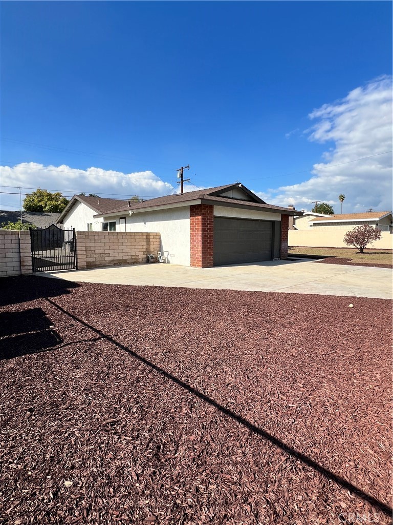 866 North Eucalyptus Avenue Rialto, CA 92376 - Photo 2 of 20 a view of a large tree in front of a house
