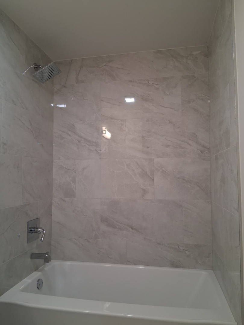 19013 Amlin Lane Country Club Hills, IL 60478 - Photo 15 of 20 a bathroom with a bathtub