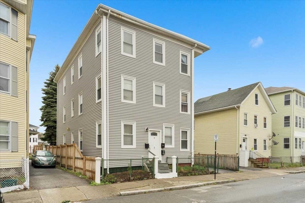 7 Lyon Street Worcester, MA 01604 - Photo 3 of 20 Gallery Image 3