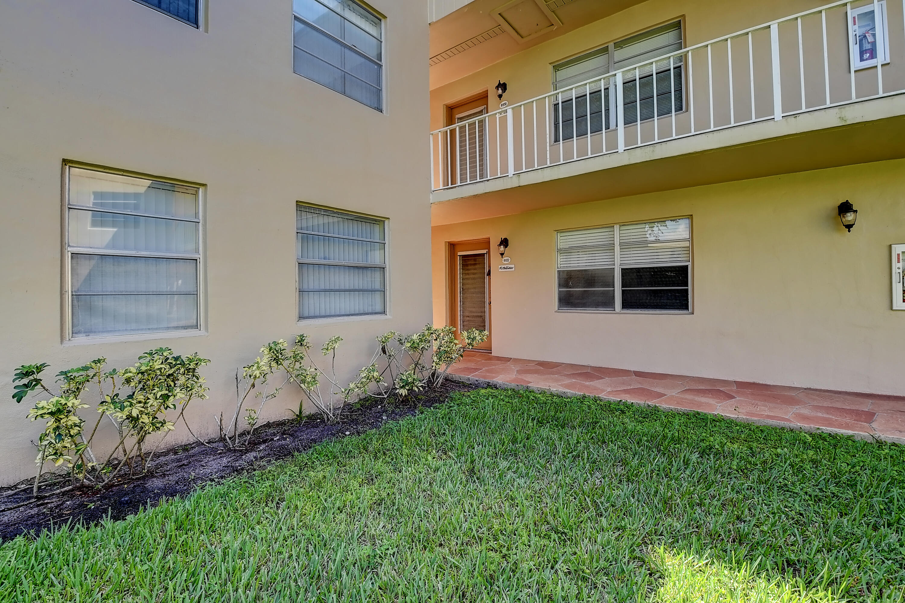 832 Normandy Trail Delray Beach, FL 33484 - Photo 7 of 46 05_dsc_1801_2_3_4_5