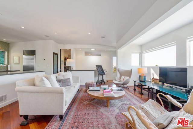 2286 El Contento Drive Los Angeles, CA 90068 - Photo 4 of 34