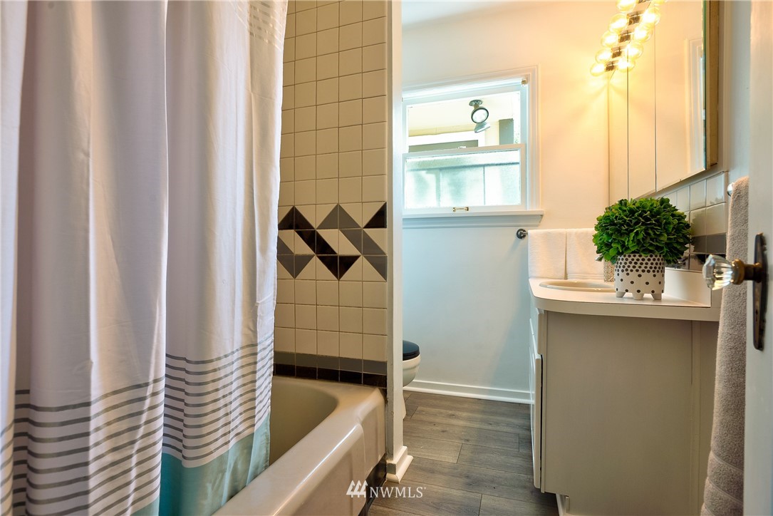 406 Raye Street Seattle, WA 98109 - Photo 11 of 37 Gallery Image 11
