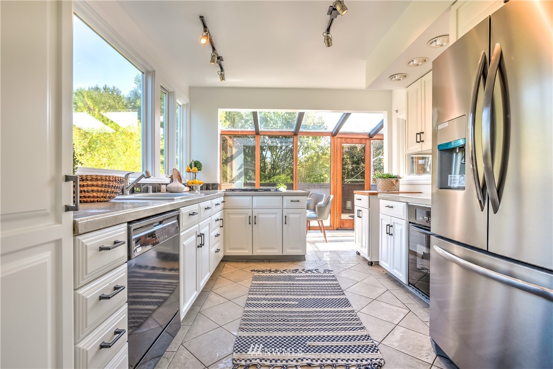 406 Raye Street Seattle, WA 98109 - Photo 13 of 37 Gallery Image 13