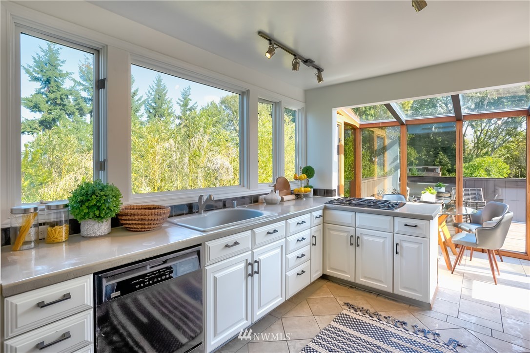 406 Raye Street Seattle, WA 98109 - Photo 14 of 37 Gallery Image 14
