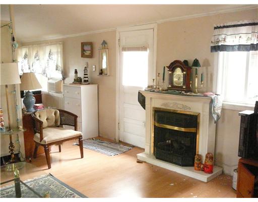 33 Andrew Comstock Road Warwick, RI 02886 - Photo 3 of 9 Living Room.