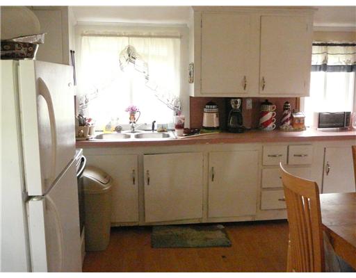 33 Andrew Comstock Road Warwick, RI 02886 - Photo 6 of 9 Kitchen.