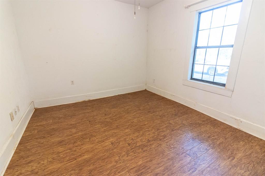 801 South Sutton Street Mabank, TX 75147 - Photo 13 of 26 an empty room with a window